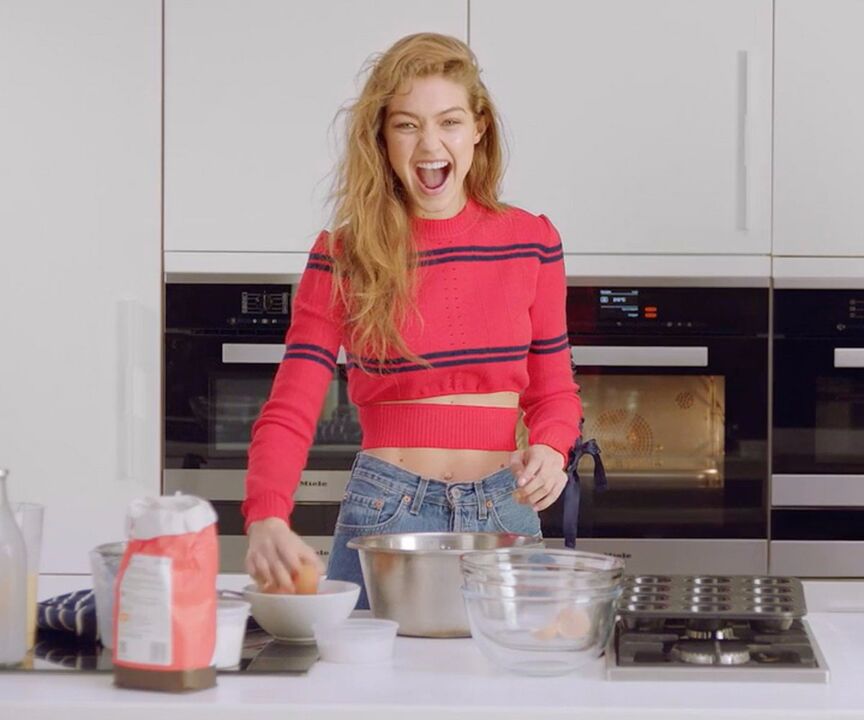 A moza esvelta prepárase un almorzo saudable