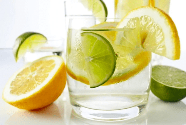 auga de limón nunha dieta