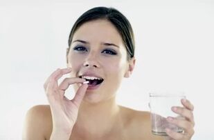 tomando un laxante para limpar o corpo mentres perda de peso