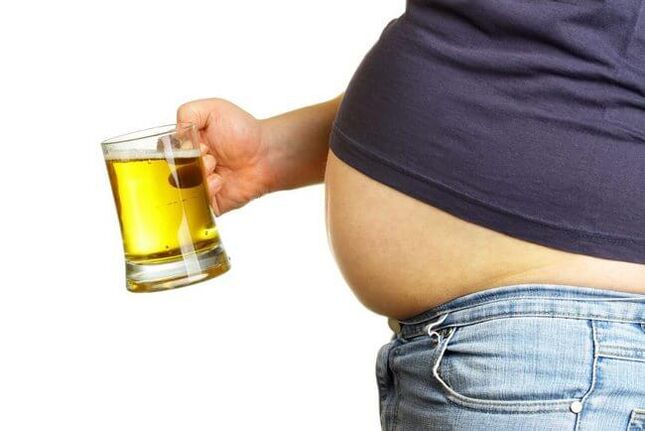 Un home cunha barriga de cervexa pode establecer un obxectivo e perder peso