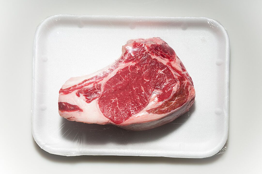 Moitos alimentos, como a carne vermella, están excluídos do menú da dieta para a gota. 